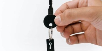 Photo by cottonbro from Pexels: https://www.pexels.com/photo/hand-holding-a-key-with-a-usb-flash-drive-5474298/