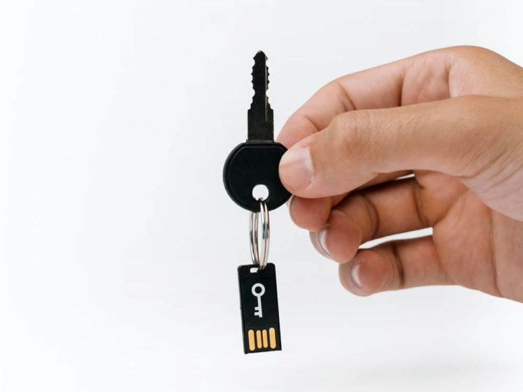 Photo by cottonbro from Pexels: https://www.pexels.com/photo/hand-holding-a-key-with-a-usb-flash-drive-5474298/