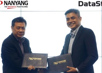 (From left) Dennis Ang, Director, School of Information Technology, Nanyang Polytechnic; Alan Ho, Vice President of International Marketing, DataStax