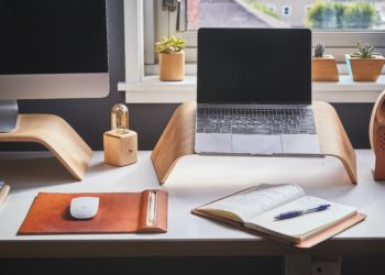 Photo by Ken  Tomita: https://www.pexels.com/photo/turned-off-laptop-computer-389818/