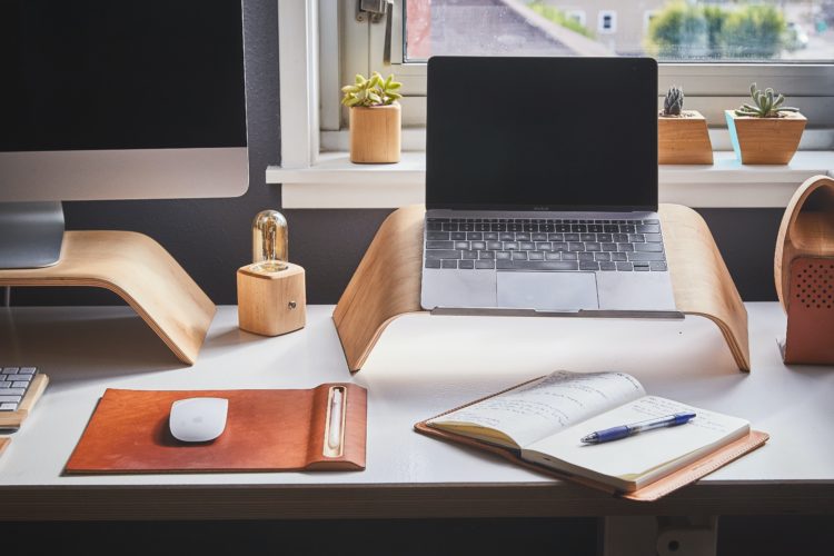 Photo by Ken  Tomita: https://www.pexels.com/photo/turned-off-laptop-computer-389818/