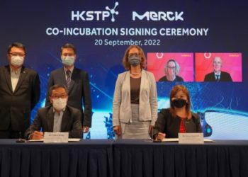 (Left to right – front row) Albert Wong, CEO of HKSTP and  Boon Huey Ee, Managing Director of Merck HK signed the co-incubation agreement to accelerate the growth of biotech startups in the city. Witnessing the signing ceremony were Stefanie Seedig, German Consulate General to Hong Kong and Macau (back row, centre); Eddie Mak, Permanent Secretary for Innovation, Technology and Industry (back row, second left); Dr. Sunny Chai, Chairman of HKSTP (back row, left); Liz Henderson, Regional Vice President, APAC, Merck (back row, second right); and Prof. Thomas Herget, Head of Merck Innovation Hub (back row, right).