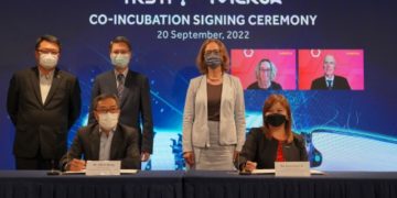 (Left to right – front row) Albert Wong, CEO of HKSTP and  Boon Huey Ee, Managing Director of Merck HK signed the co-incubation agreement to accelerate the growth of biotech startups in the city. Witnessing the signing ceremony were Stefanie Seedig, German Consulate General to Hong Kong and Macau (back row, centre); Eddie Mak, Permanent Secretary for Innovation, Technology and Industry (back row, second left); Dr. Sunny Chai, Chairman of HKSTP (back row, left); Liz Henderson, Regional Vice President, APAC, Merck (back row, second right); and Prof. Thomas Herget, Head of Merck Innovation Hub (back row, right).