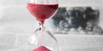 Photo by Pixabay: https://www.pexels.com/photo/clear-glass-with-red-sand-grainer-39396/