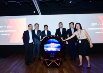 [L to R]  Rex Lei, managing director of Huawei Cloud Singapore; Charles Cheng, managing director of Huawei International;  Foo Fang Yong, CEO of Huawei International; Lew Chuen Hong, chief executive of IMDA;   Ng Kaijie, director for innovation, IMDA; and  Joanne Teh, assistant director, for innovation, IMDA