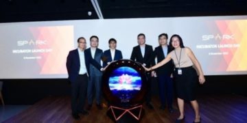 [L to R]  Rex Lei, managing director of Huawei Cloud Singapore; Charles Cheng, managing director of Huawei International;  Foo Fang Yong, CEO of Huawei International; Lew Chuen Hong, chief executive of IMDA;   Ng Kaijie, director for innovation, IMDA; and  Joanne Teh, assistant director, for innovation, IMDA