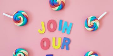 Photo by Linda Eller-Shein: https://www.pexels.com/photo/join-our-team-wall-decor-3127883/