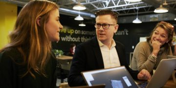 Photo by LinkedIn Sales Navigator: https://www.pexels.com/photo/man-talking-in-the-middle-of-two-women-2182975/