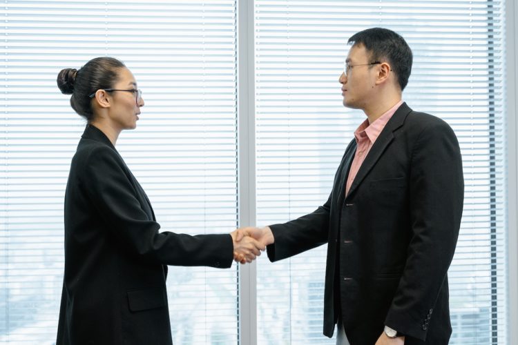 Photo by MART  PRODUCTION: https://www.pexels.com/photo/man-and-woman-shaking-hands-near-the-window-7643784/