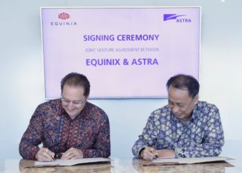 Jeremy Deutsch, president of Asia-Pacific, Equinix (left) and Santosa, director of Astra (right) sign the agreement to establish a joint venture company in Indonesia.