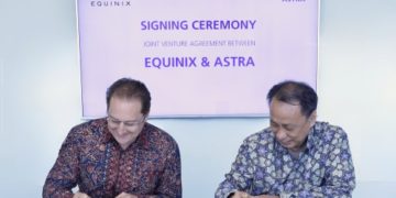 Jeremy Deutsch, president of Asia-Pacific, Equinix (left) and Santosa, director of Astra (right) sign the agreement to establish a joint venture company in Indonesia.