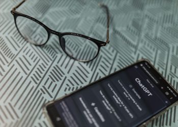 Photo by Matheus Bertelli: https://www.pexels.com/photo/smartphone-laptop-working-industry-16094061/