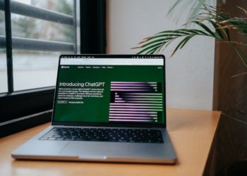 Photo by Hatice Baran: https://www.pexels.com/photo/open-laptop-on-desk-16037283/