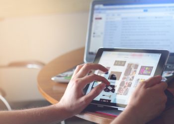 Photo by Pixabay: https://www.pexels.com/photo/laptop-technology-ipad-tablet-35550/