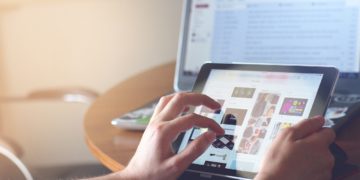 Photo by Pixabay: https://www.pexels.com/photo/laptop-technology-ipad-tablet-35550/