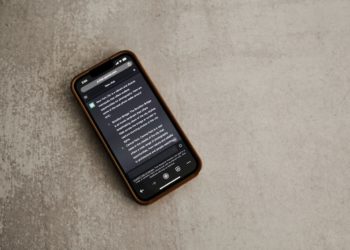 Photo by Airam Dato-on: https://www.pexels.com/photo/dirty-internet-connection-technology-15940002/