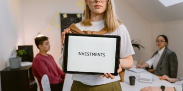 Photo by Tima Miroshnichenko: https://www.pexels.com/photo/serious-face-woman-holding-a-tablet-computer-with-a-word-investments-on-the-screen-6913232/