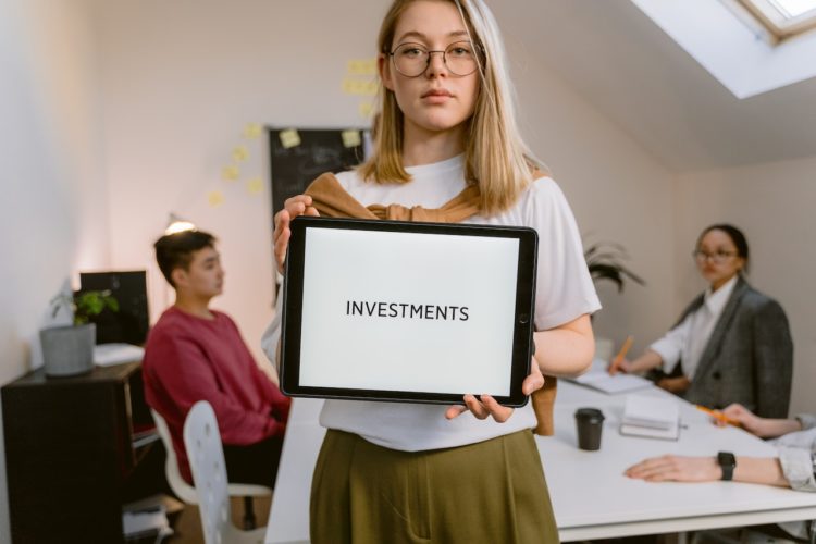 Photo by Tima Miroshnichenko: https://www.pexels.com/photo/serious-face-woman-holding-a-tablet-computer-with-a-word-investments-on-the-screen-6913232/