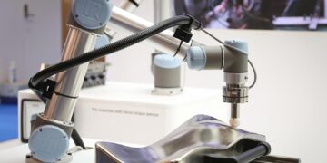 Photo from https://www.universal-robots.com/media/1811296/universal-robots-with-atis-ft-sensors-just-feels-right.jpg?width=1000
