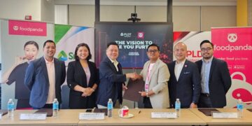 From left to right: Robert Jay Sumulong, Smart Category Head, IoT Solutions; Jackielyn Ang, PLDT Enterprise IT and Platforms Head; Albert Villa-Real, PLDT Global President and CEO and PLDT Enterprise Revenue Group Head; Leopoldo De Castro Jr., foodpanda Philippines Finance Director; Luis Antonio Yanga, foodpanda Philippines Commercial Director; and Timothy Ong, foodpanda Philippines Head of Vendor Performance and Projects