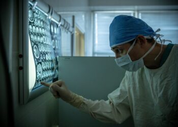 https://pixabay.com/photos/doctor-surgeon-ct-scan-mri-7000103/