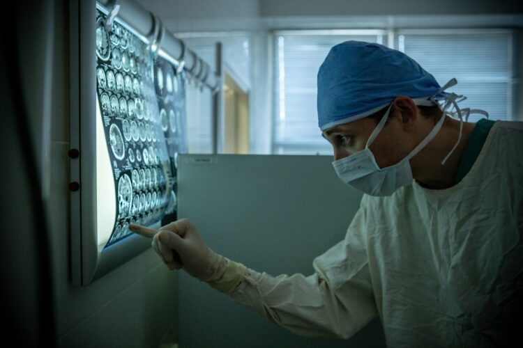 https://pixabay.com/photos/doctor-surgeon-ct-scan-mri-7000103/