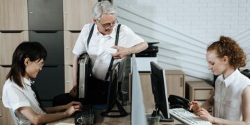 Photo by Ron Lach : https://www.pexels.com/photo/senior-man-talking-to-young-call-center-agents-8691842/