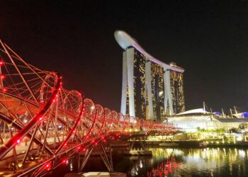 Photo by sungmu heo: https://www.pexels.com/photo/photo-of-marina-bay-sands-building-complex-in-singapore-at-night-2689554/