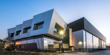 Equinix SY4 in Sydney, Australia (Image from https://blog.equinix.com/blog/2017/07/12/4-things-you-need-to-know-about-equinix-in-australia/)