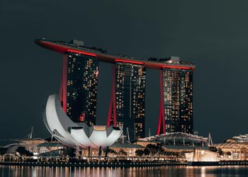Photo by Soulful Pizza: https://www.pexels.com/photo/marina-bay-sands-3914755/