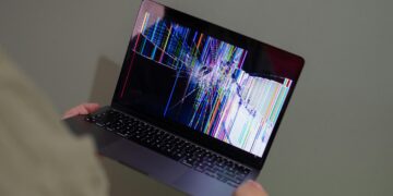 Photo by Beyzanur K.: https://www.pexels.com/photo/a-person-holding-up-a-laptop-with-a-broken-screen-28379999/