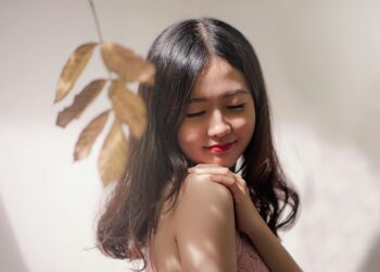 Photo by Min An: https://www.pexels.com/photo/woman-wearing-brown-sleeveless-top-819808/
