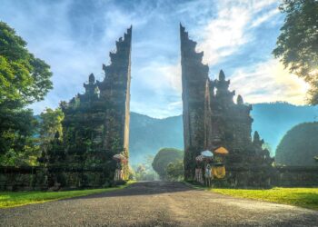 Photo by Oleksandr P: https://www.pexels.com/photo/handara-gate-uner-blue-sky-2166553/ indonesia