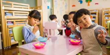 Photo by Naomi Shi: https://www.pexels.com/photo/three-toddler-eating-on-white-table-1001914/