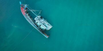 Photo by Pok Rie: https://www.pexels.com/photo/sunken-boat-on-blue-sea-10189195/